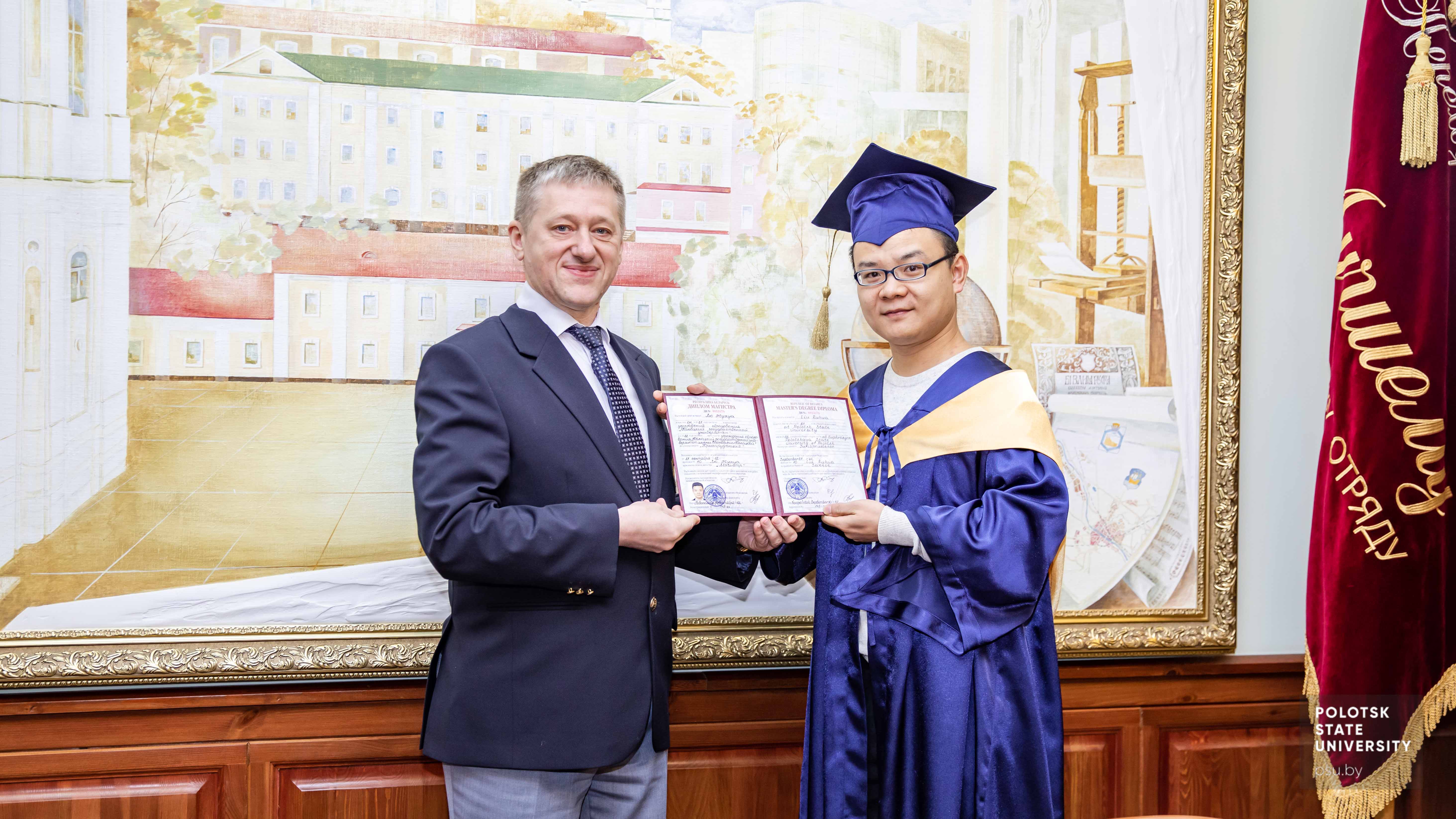 Вручение дипломов иностранным выпускникам магистратуры юридического факультета
