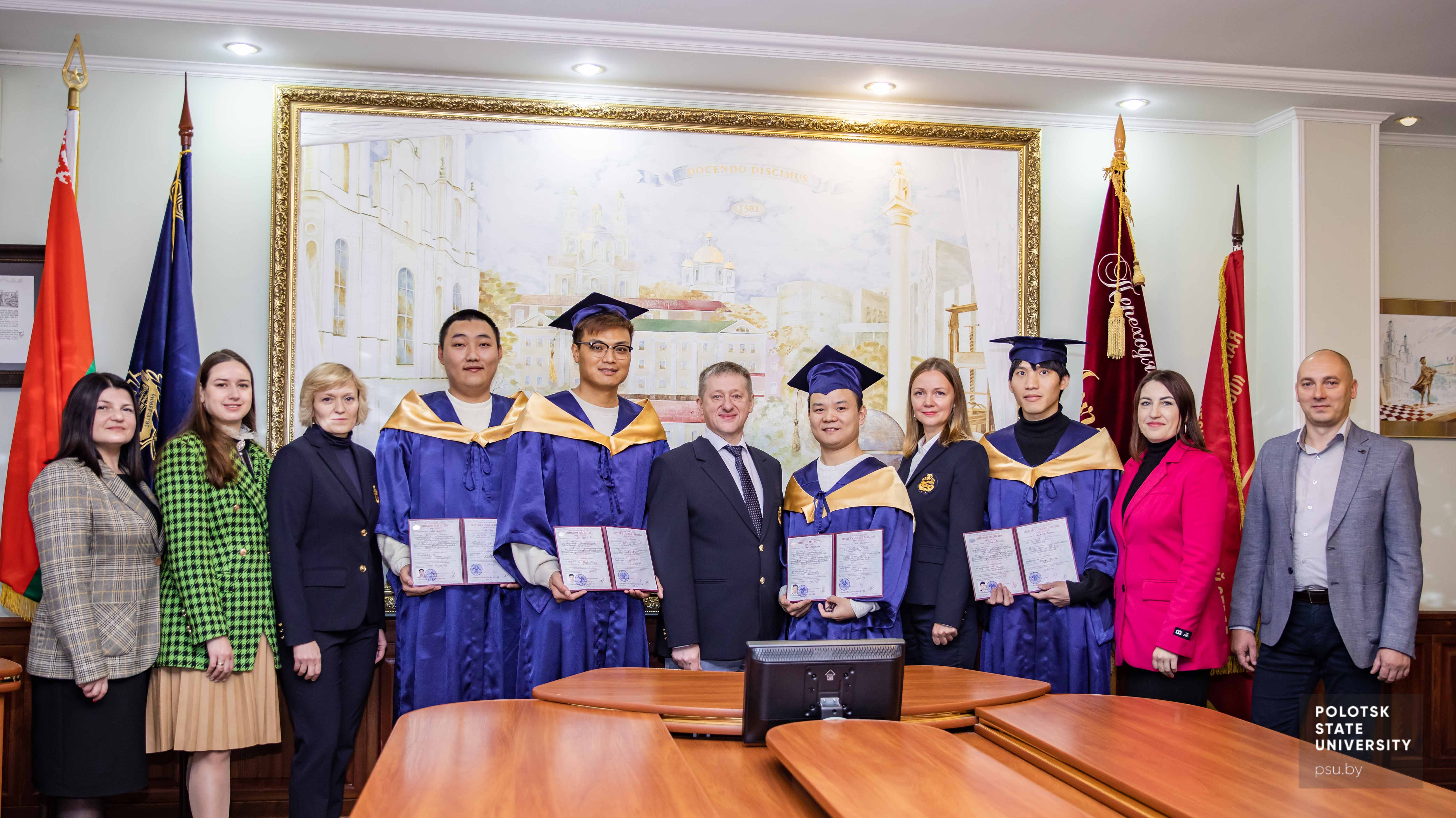 Вручение дипломов иностранным выпускникам магистратуры юридического факультета