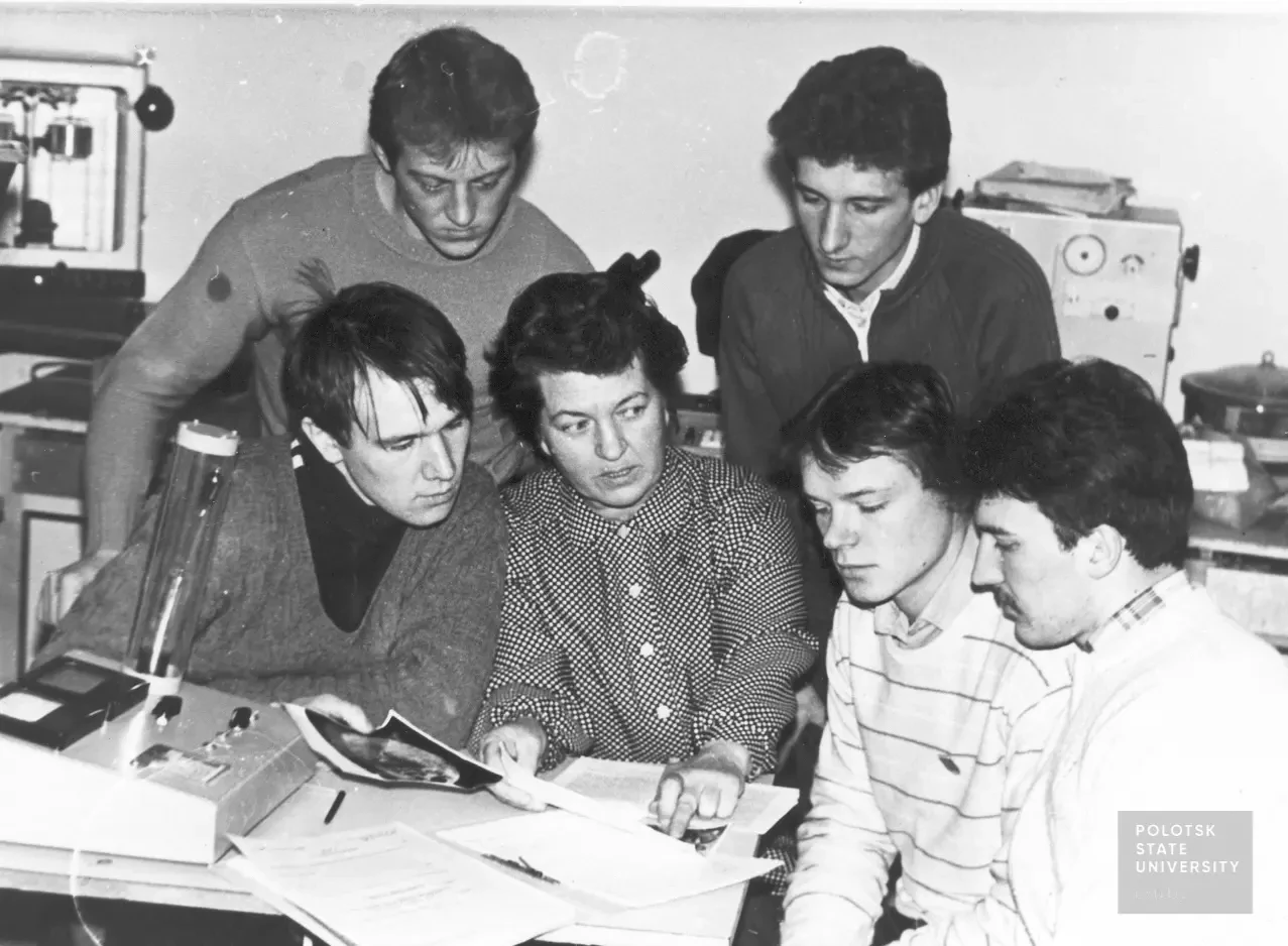 1982 Доцент, к.т.н. Н.В. Ощепкова и студенты 