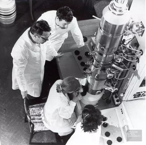 1984 В лаборатории электронной микроскопии (стоит заведующий лабораторией Волгинов Ю.В.) 
