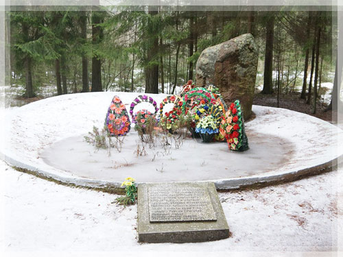 Мемориальный знак на месте гибели самолёта-штурмовика Ил-2 Мемориальный знак на месте гибели самолёта-штурмовика Ил-2