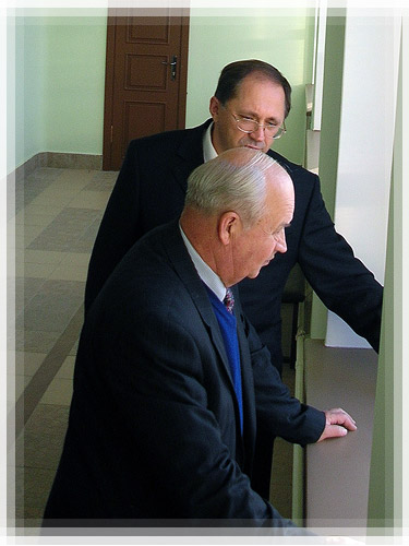 Д.Н. Лазовский и Э.М. Бабенко обсуждают ход реконструкции Полоцкого коллегиума