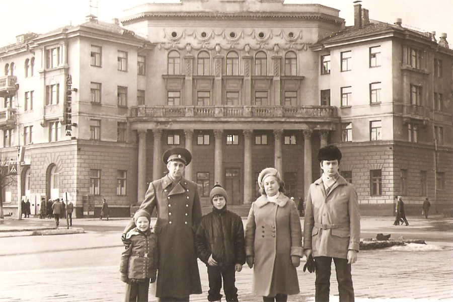 В.А. Богоненко с мамой, братом Виктором и его сыновьями