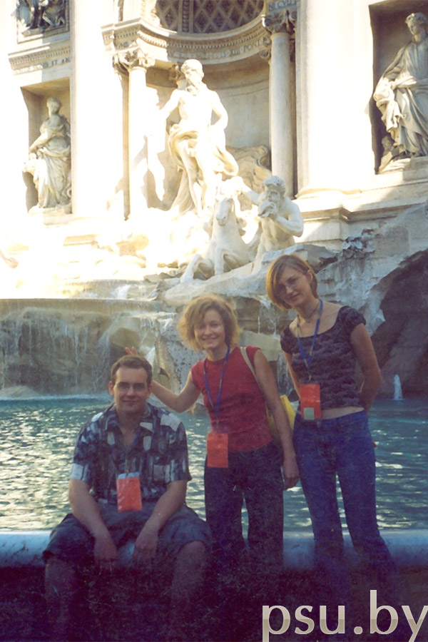 У римского фонтана Треви