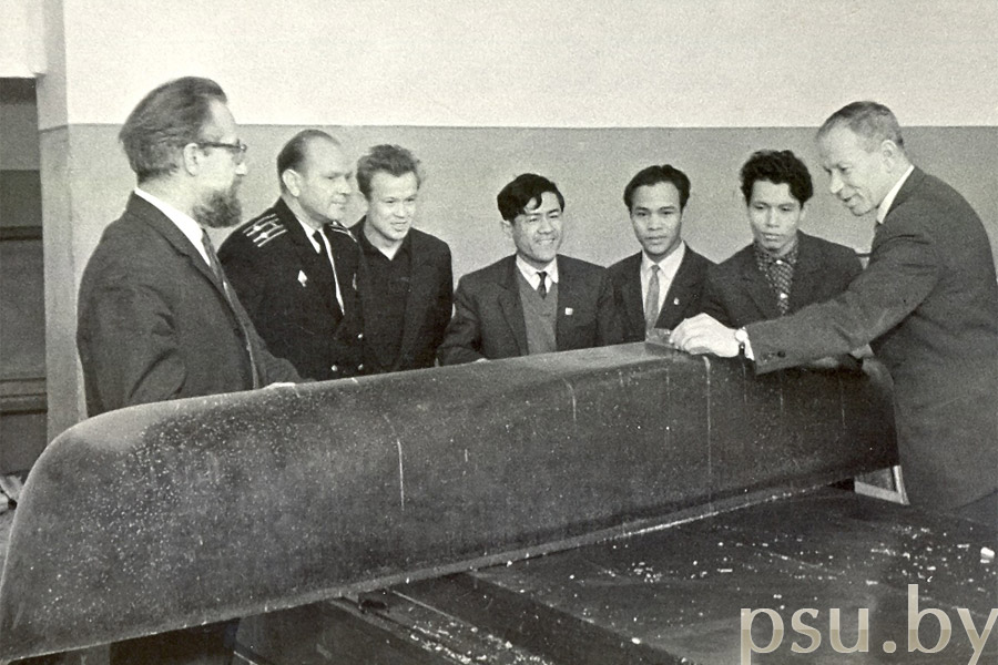 Л.А. Эпштейн с коллегами и аспирантами из Вьетнама