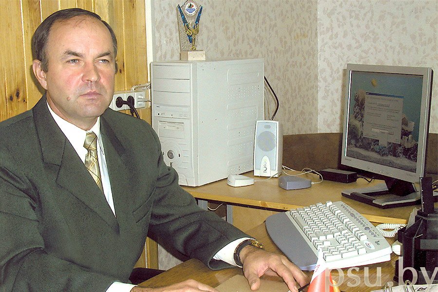 В.М. Наскалов за компьютором