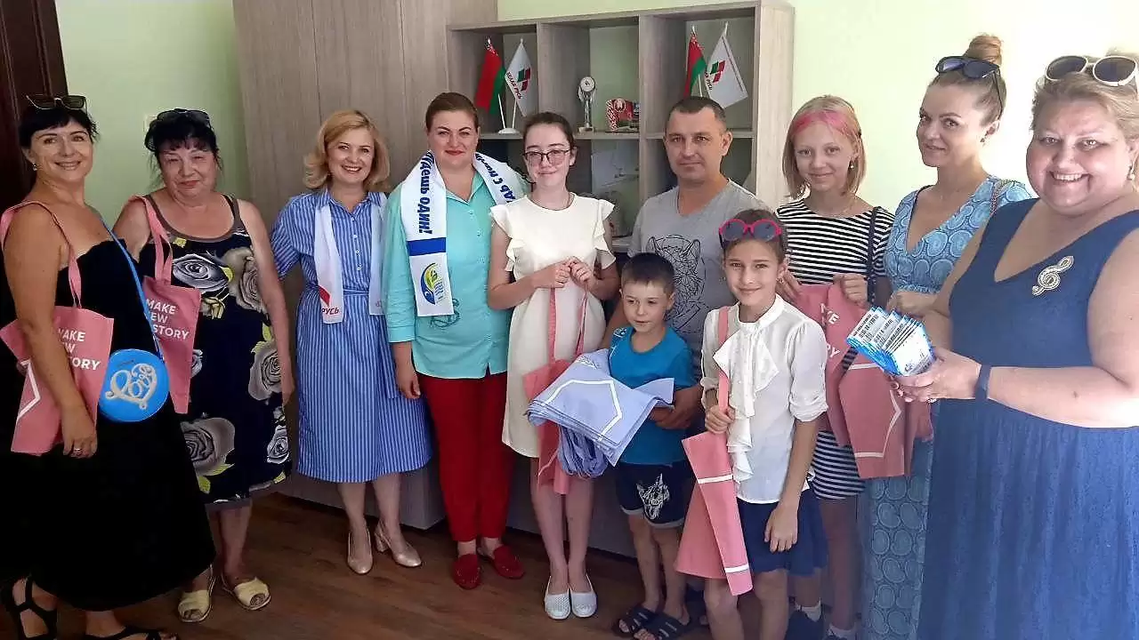 Председатель профкома работников Н.В Харлашова совместно с НГОО «Белая Русь» поздравили творческих и талантливых детей из школ искусства г. Новополоцка Председатель профкома Н.В Харлашова совместно с НГОО «Белая Русь» поздравили детей из школ искусства г. Новополоцка