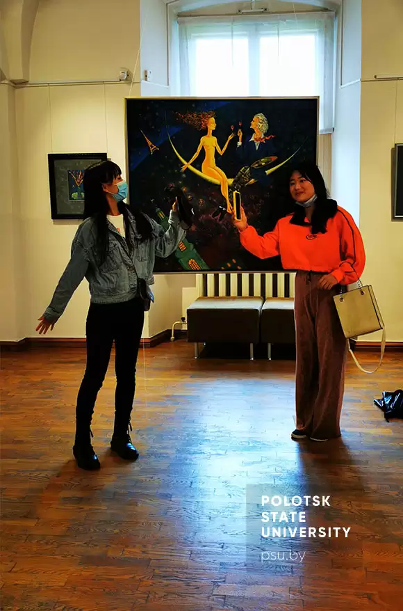 Магистрантка из Китая - Во время посещения художественной галереи в Полоцке