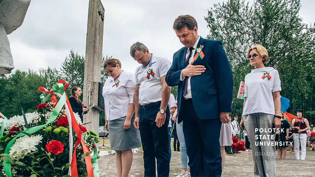 Возложение цветов к мемориалу