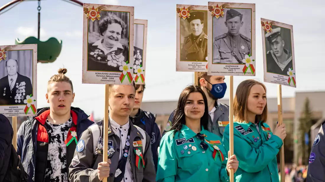 Студенты Полоцкого госуниверситета, участники "Бесмертного полка" Студенты ПГУ, участники Бесмертного полка