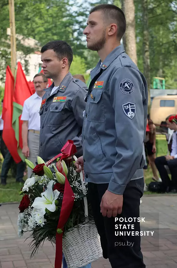 Возложение цветов к мемориалу