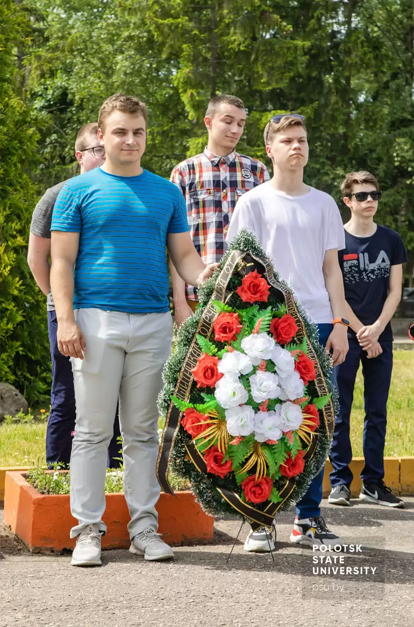 Возложение венка к памятнику Лилии Костецкой