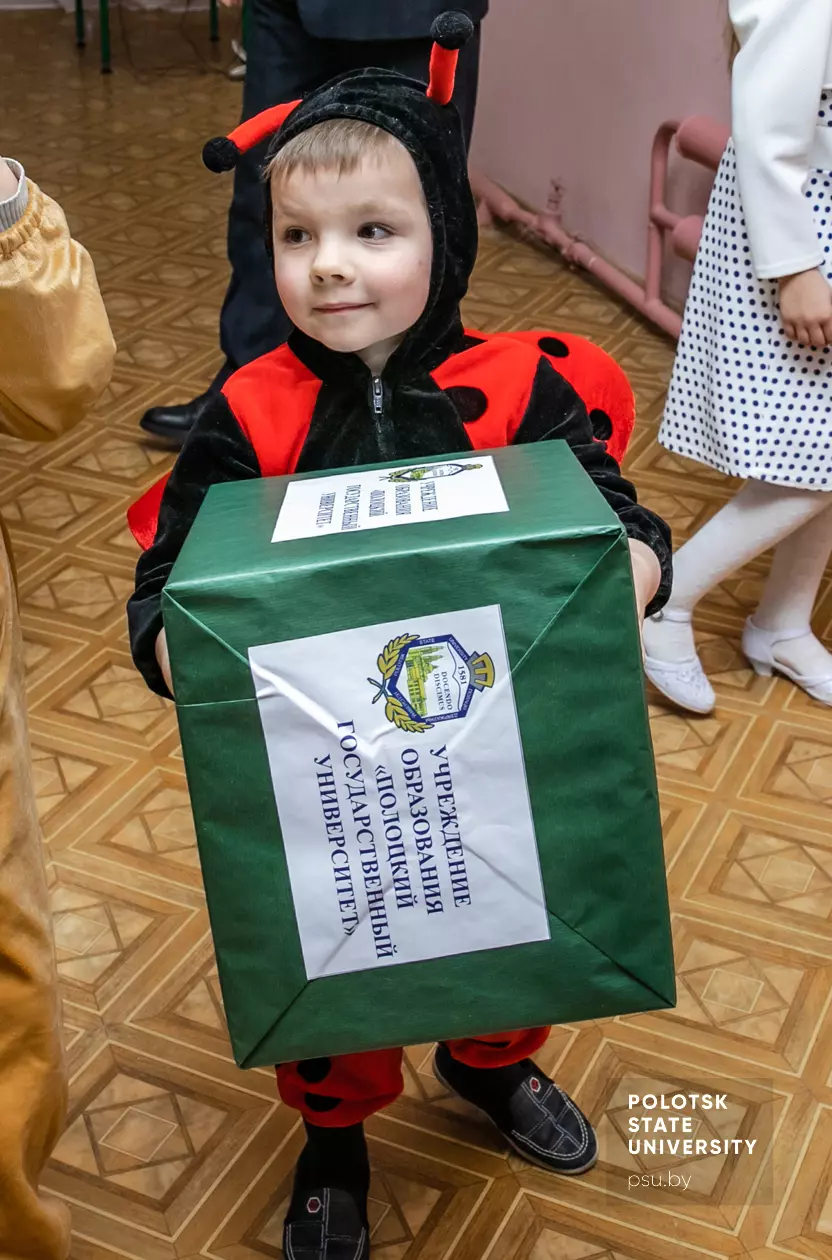 Воспитанники&nbsp;центра с подарками