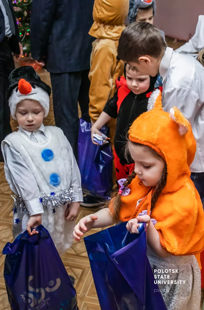 Воспитанники&nbsp;центра с подарками
