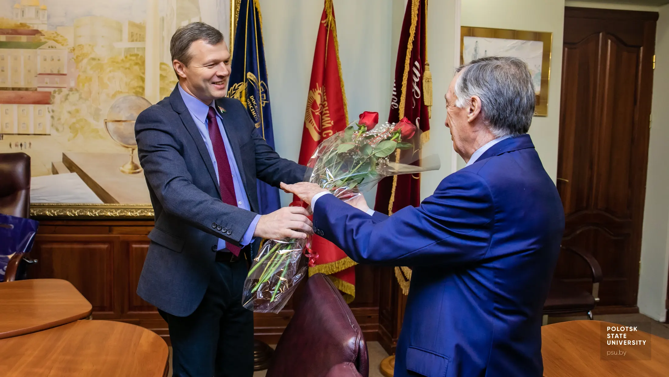 О.А.Романов, ректор ПГУ, поздравляет&nbsp;Л.С.Турищева,&nbsp;доцента кафедры строительных конструкций с юбилеем