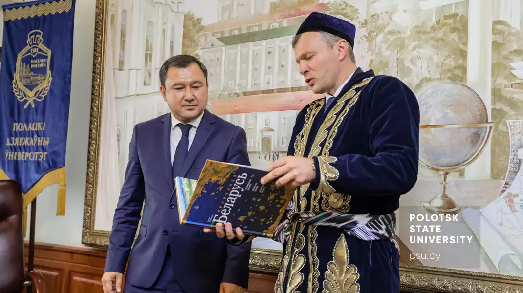 Обмен подарками между сторонами. Синдаров Ш.Э., Романов О.А.