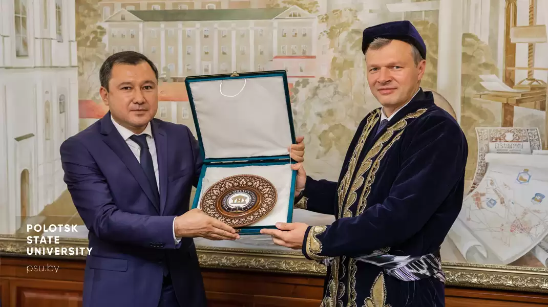 Обмен подарками между сторонами. Синдаров Ш.Э., Романов О.А.