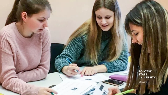 учащиеся СШ № 16 Мария Молоховская и Дарья Вежновец