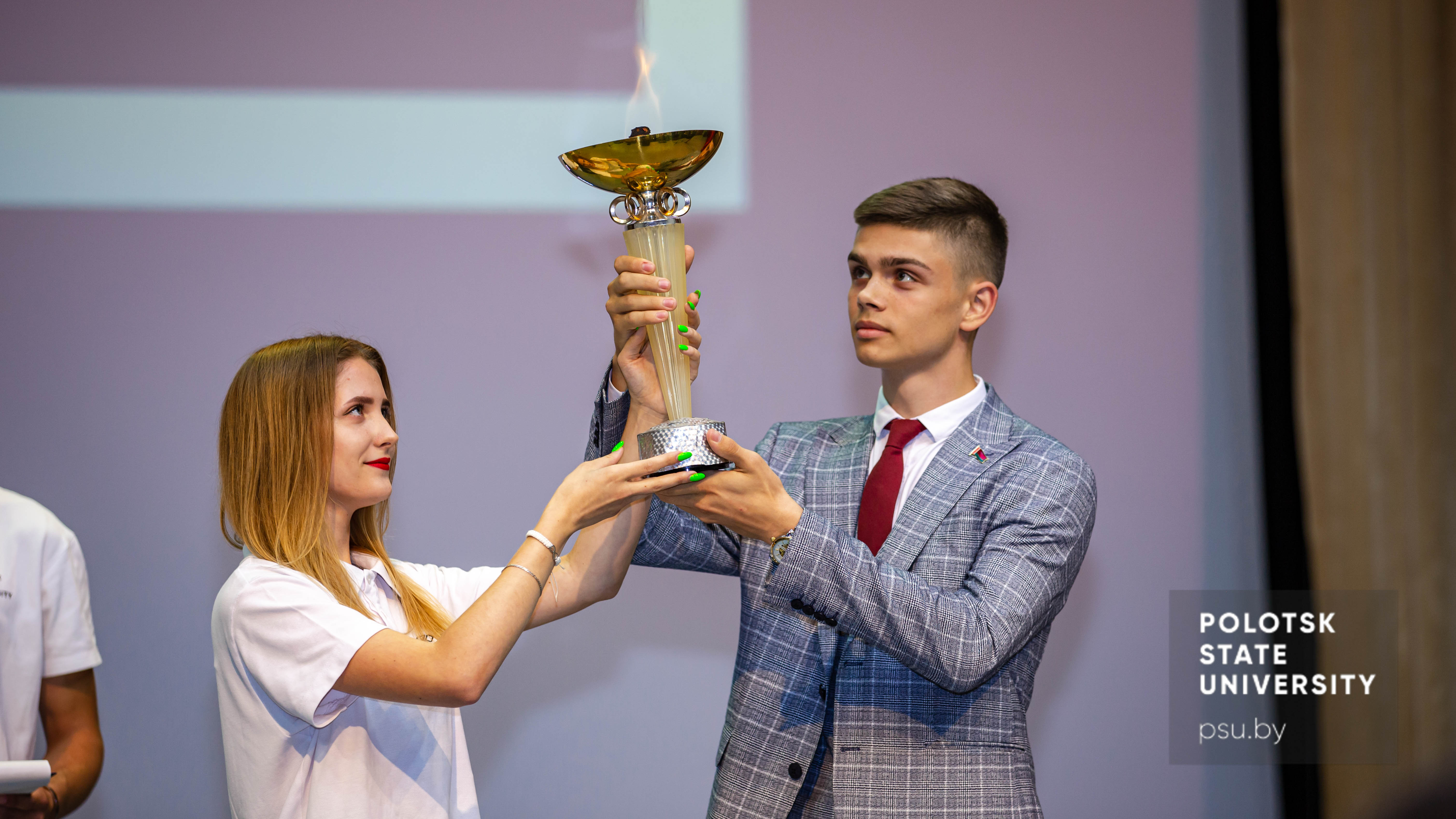 Ольга Касевич вручает Огонь знаний первокурснику