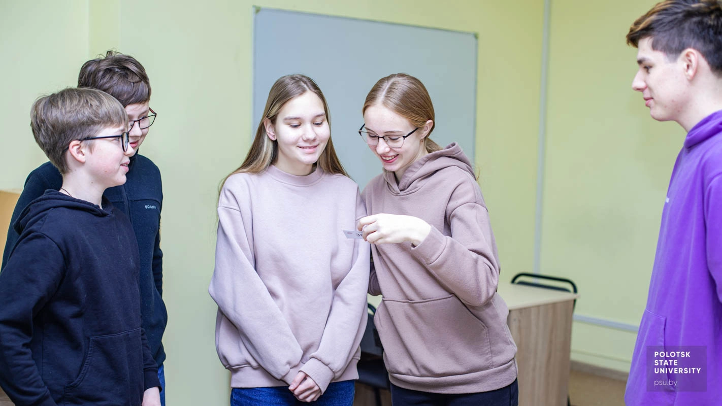Школьники выполняют задания