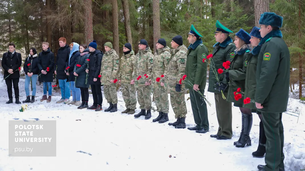 Student activists under the leadership of Svetlana Volochnik, the chairman of the students' trade union committee, and guests of the university from military branches 5530 and 2034