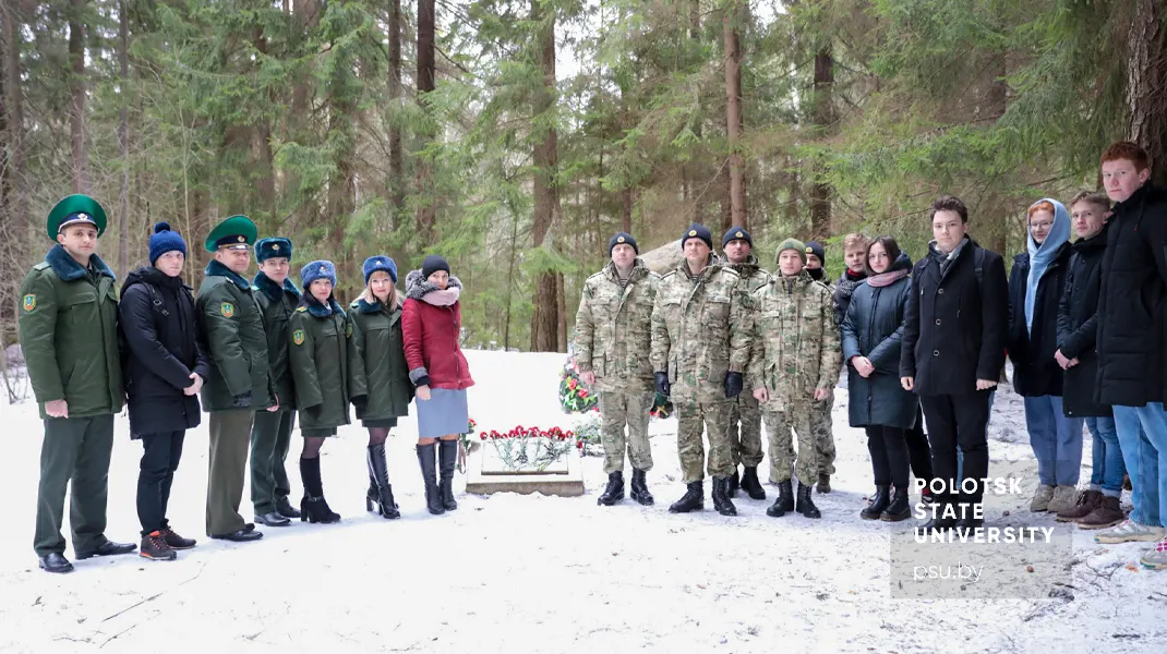 Student activists under the leadership of Svetlana Volochnik, the chairman of the students' trade union committee, and guests of the university from military branches 5530 and 2034