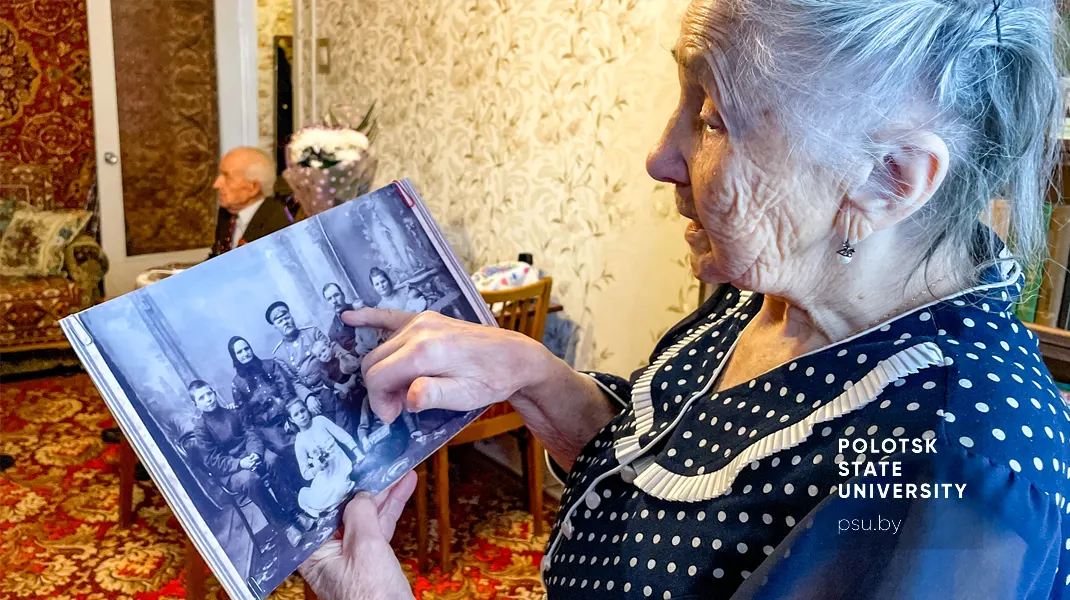 Супруга Григория Ивановича показывает архивные фото
