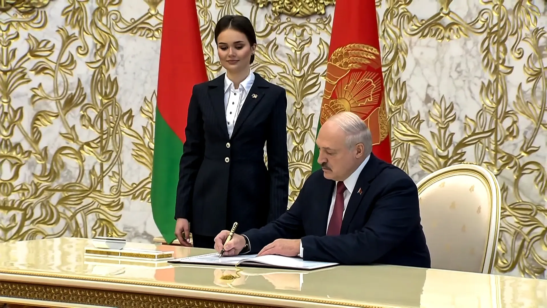 Александр Григорьевич Лукашенко подписал решение референдума