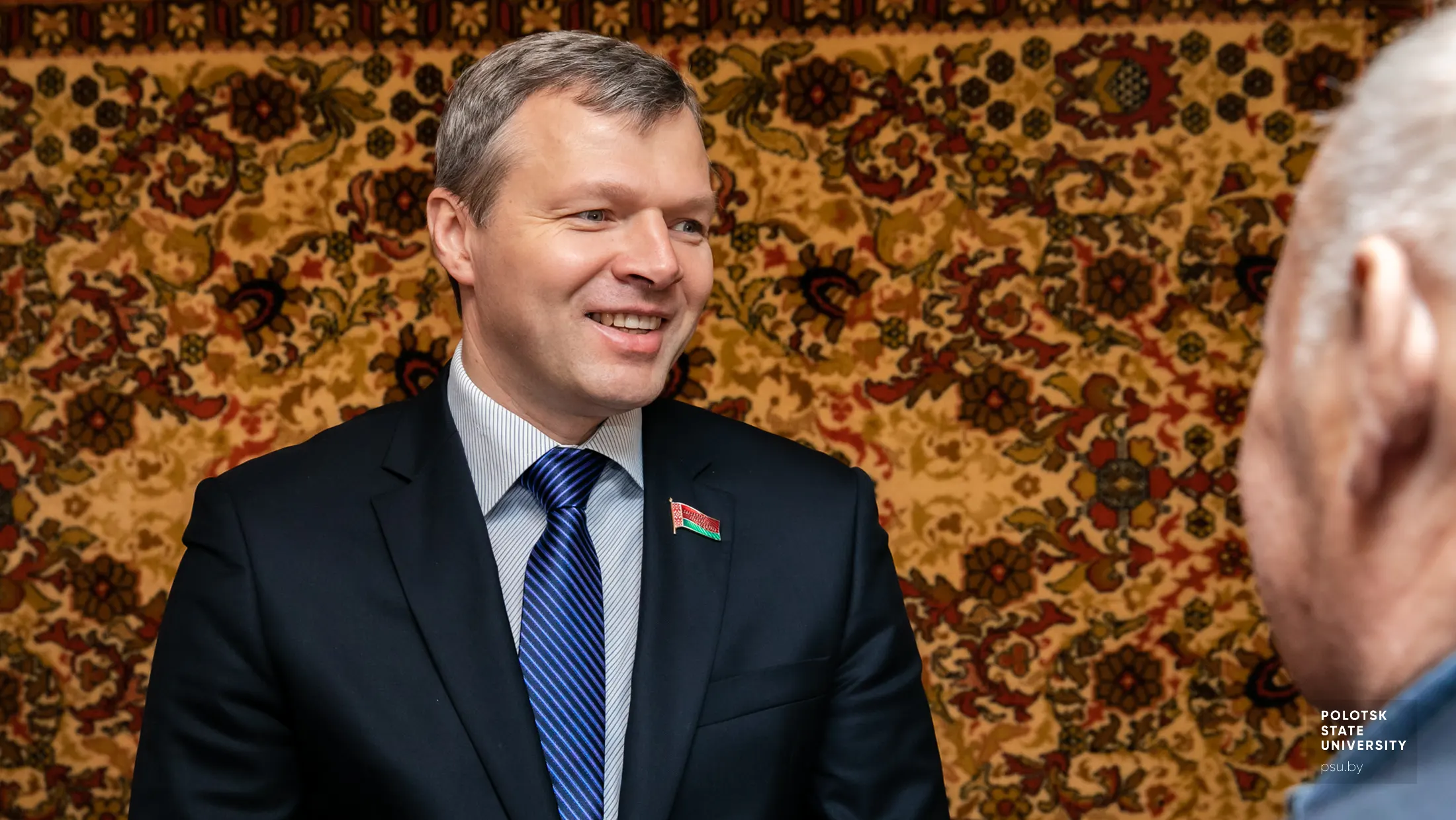 Олег Александрович Романов разговаривает с ветераном
