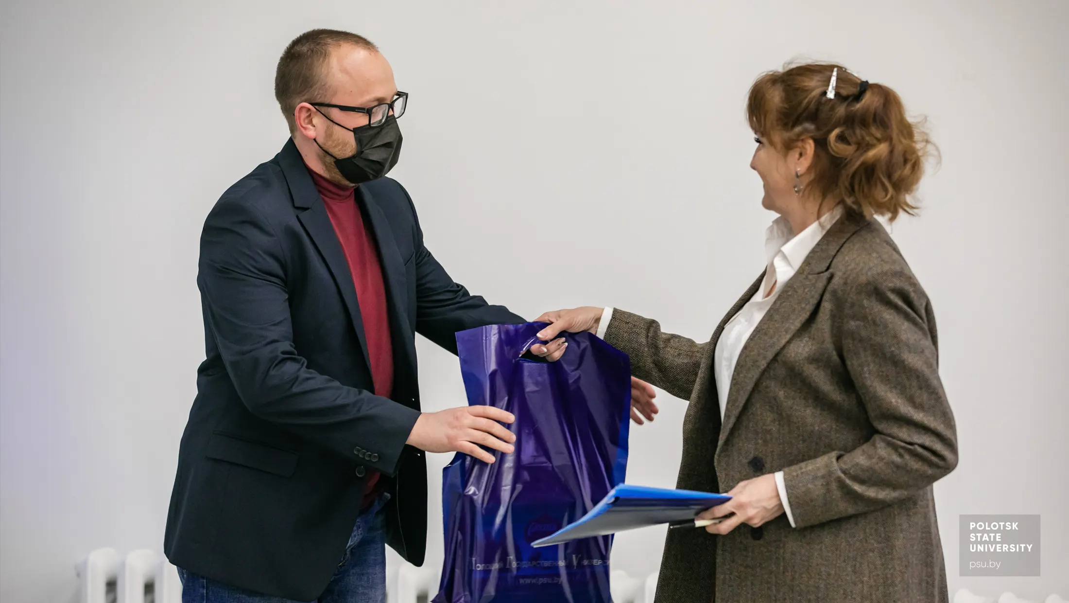 Вручение приза куратору проекта Латушко А.А., ст. преподавателю кафедры «АРХиДИЗ»