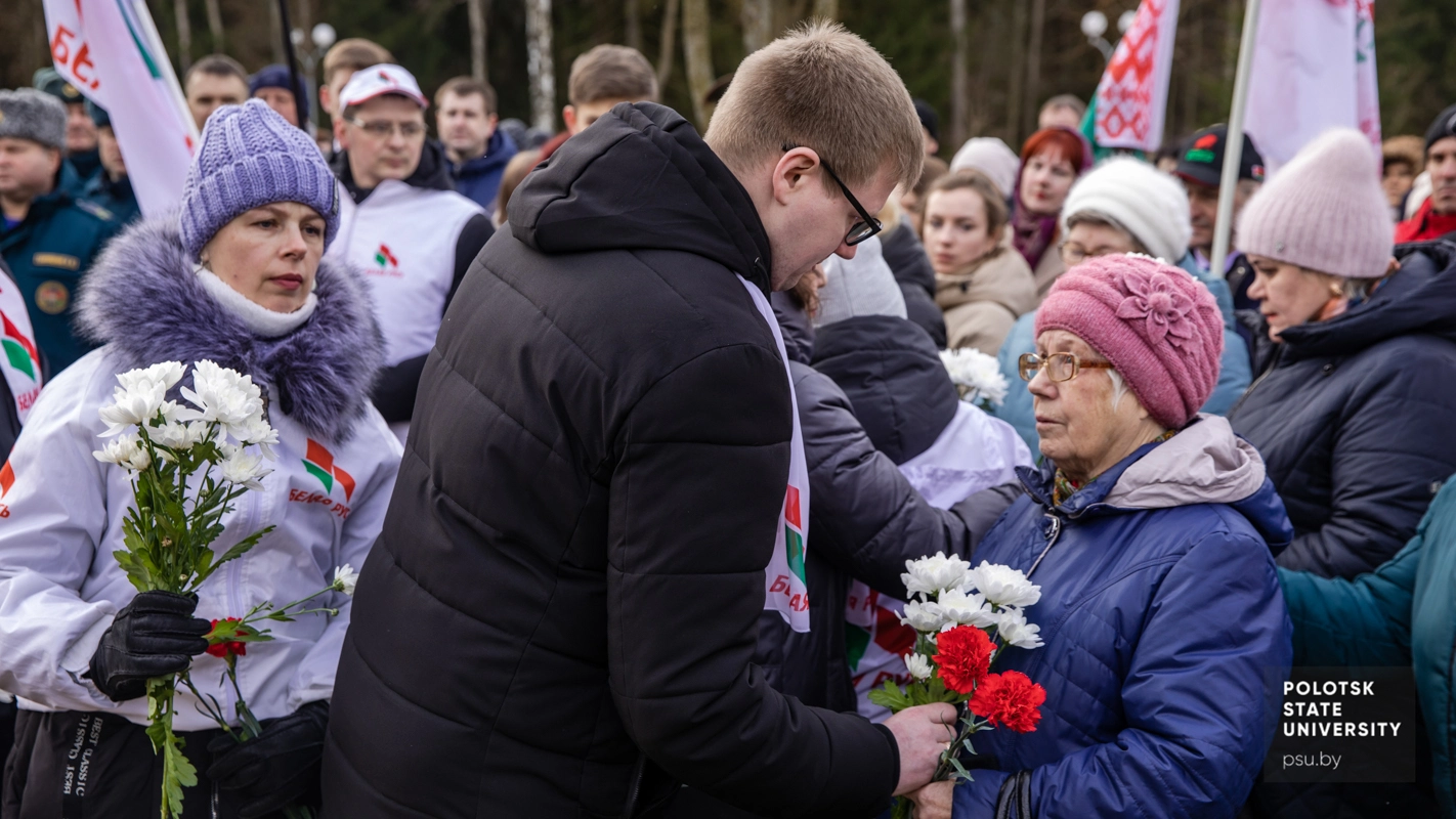 Вручение цветов матерям погибших