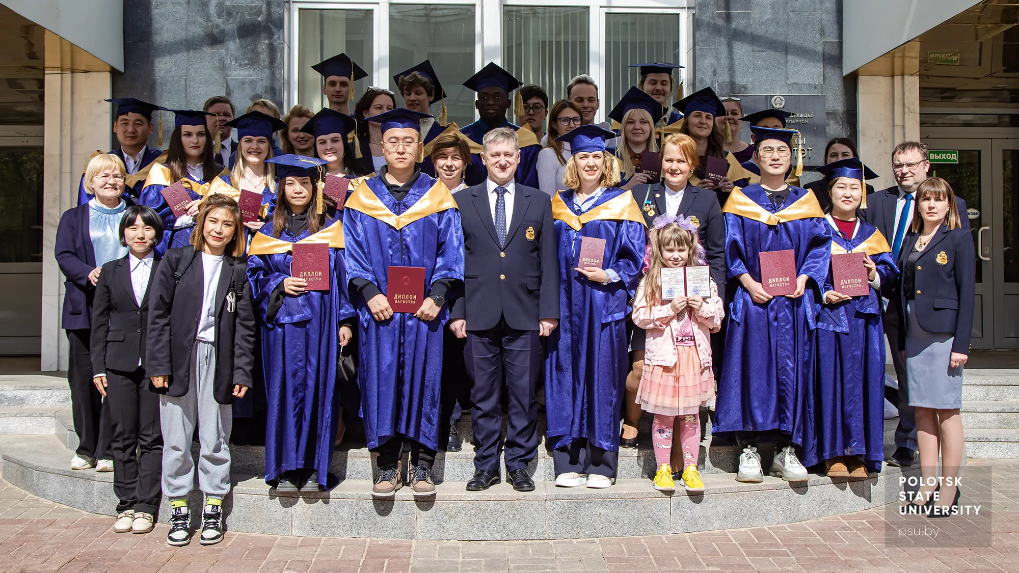 Ректор с выпускниками магистратуры