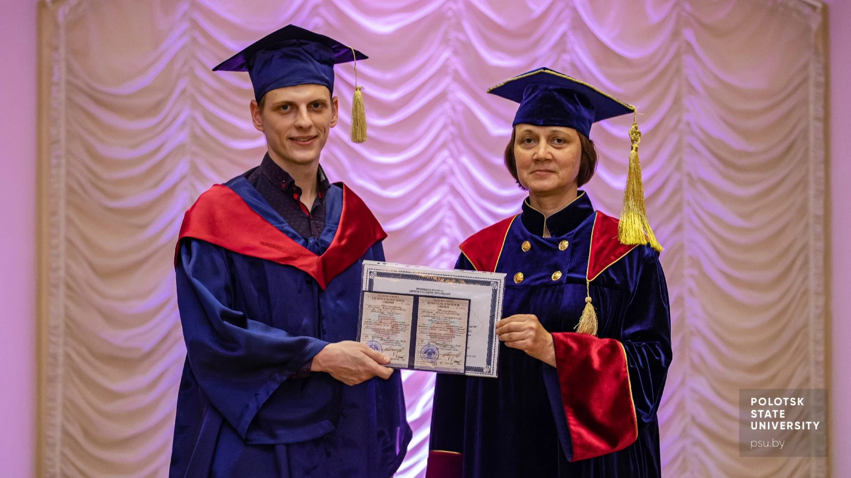 Ольга Николаевна Петрович вручает диплом выпускнику