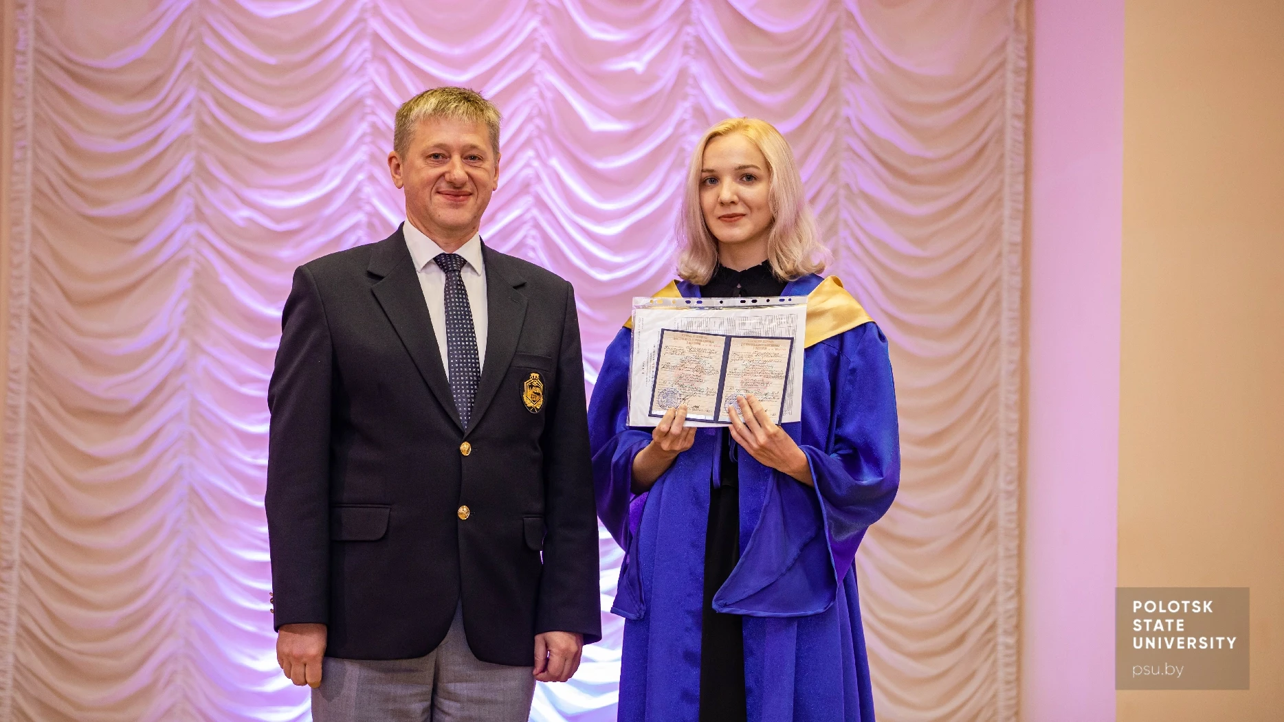 Юрий Яцентович Романовский вручает диплом с отличием