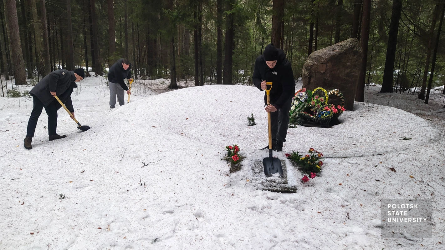 Уборка снега на территории мемориального знака