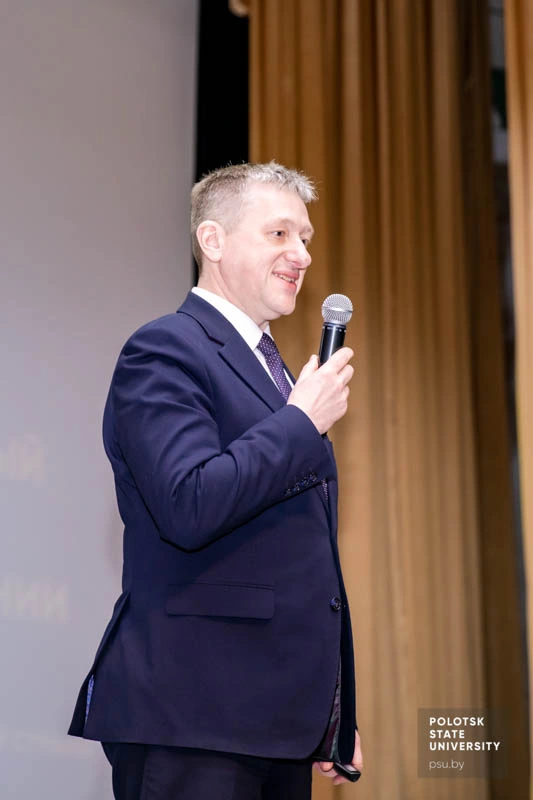 В одном из классов Юрий Яцентович Романовский