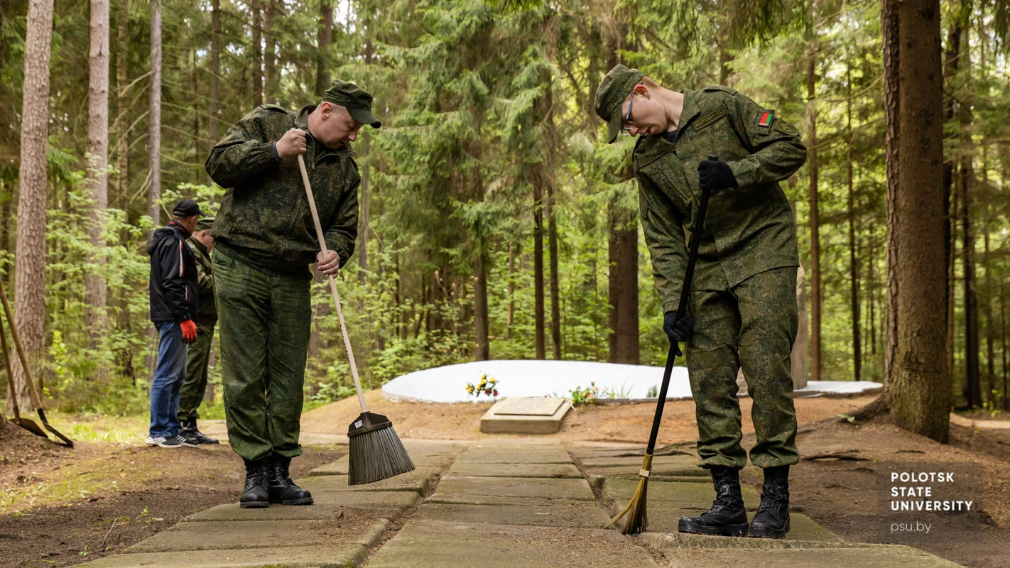Мемориальный знак на месте гибели экипажа самолета ИЛ-2 Мемориальный знак на месте гибели экипажа самолета ИЛ-2