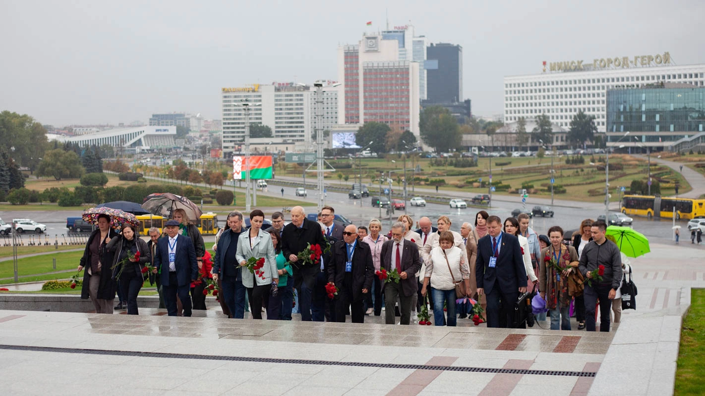Церемония возложения цветов к стеле «Минск-город герой»