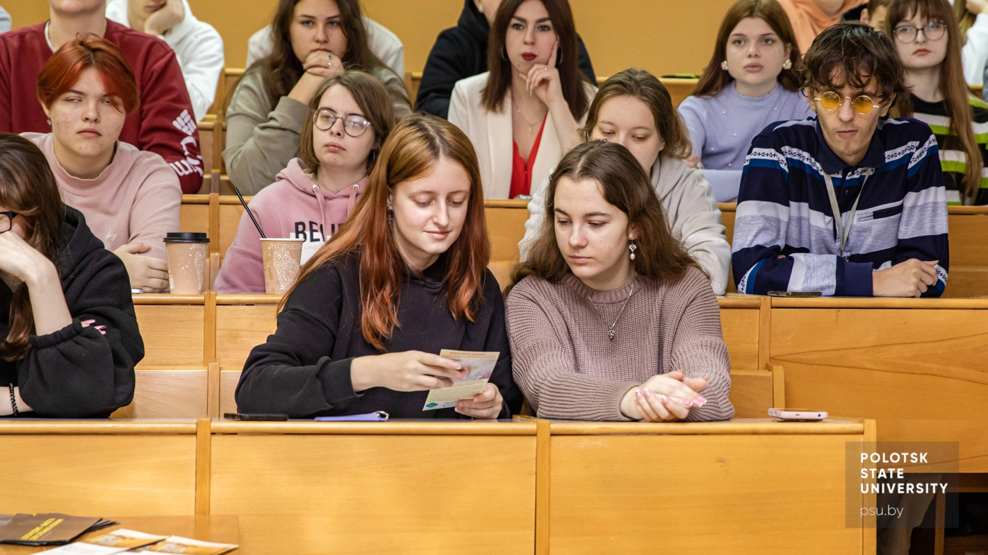 Студенты гуманитарного и инженерно-строительного факультетов