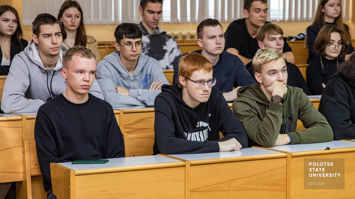 Студенты гуманитарного и инженерно-строительного факультетов