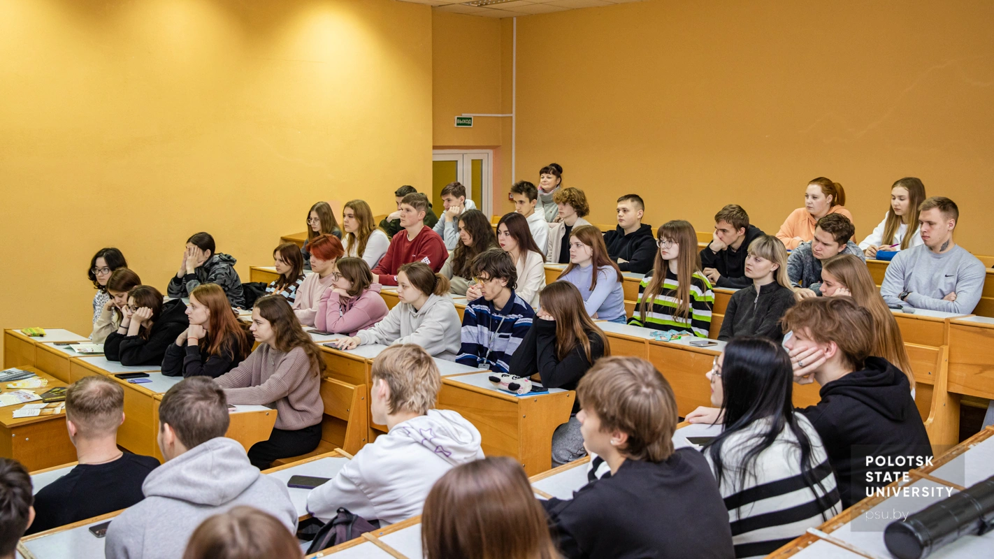 Студенты гуманитарного и инженерно-строительного факультетов