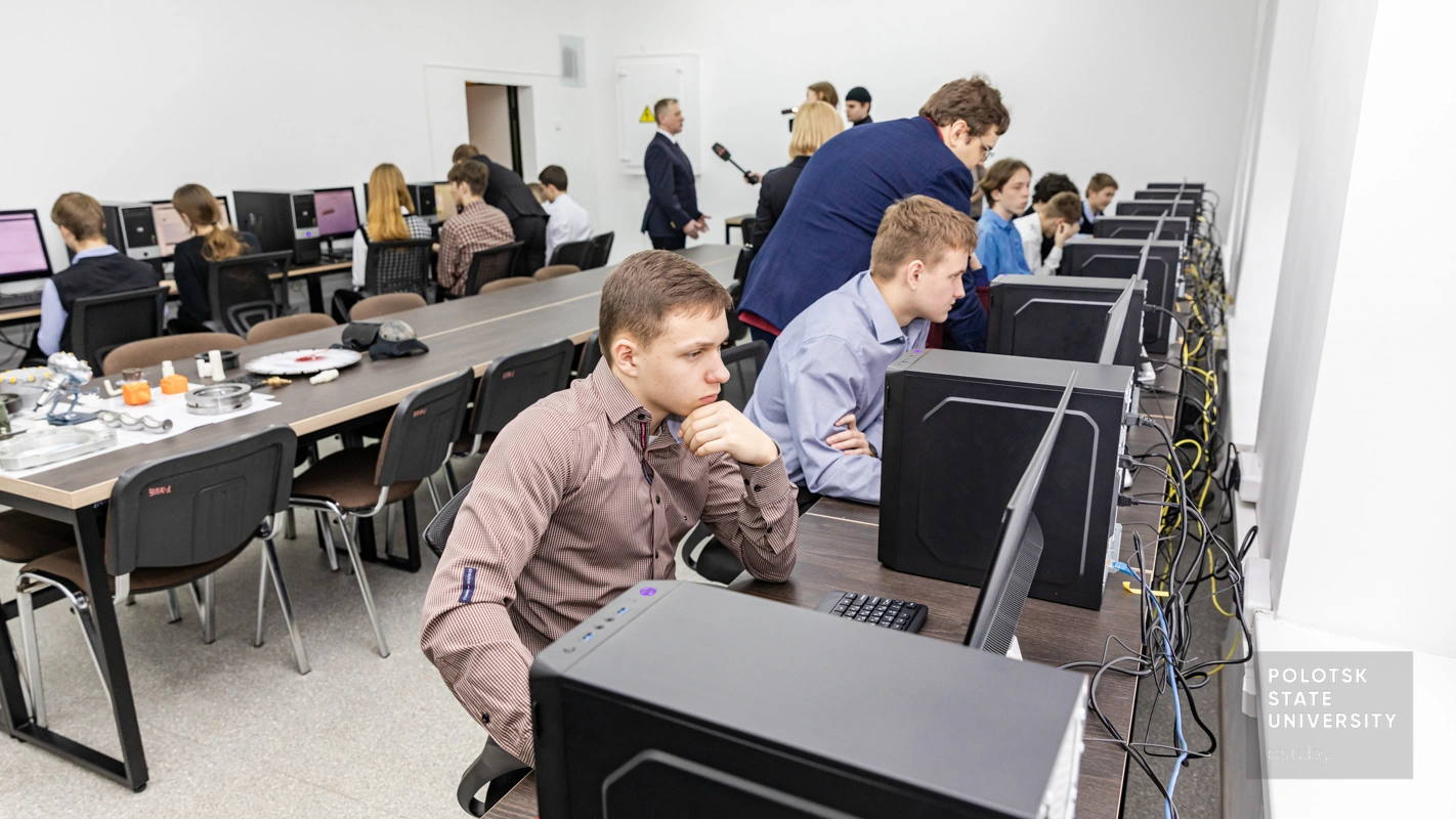 Учащиеся инженерных классов на первом занятии в инженерном пространстве
