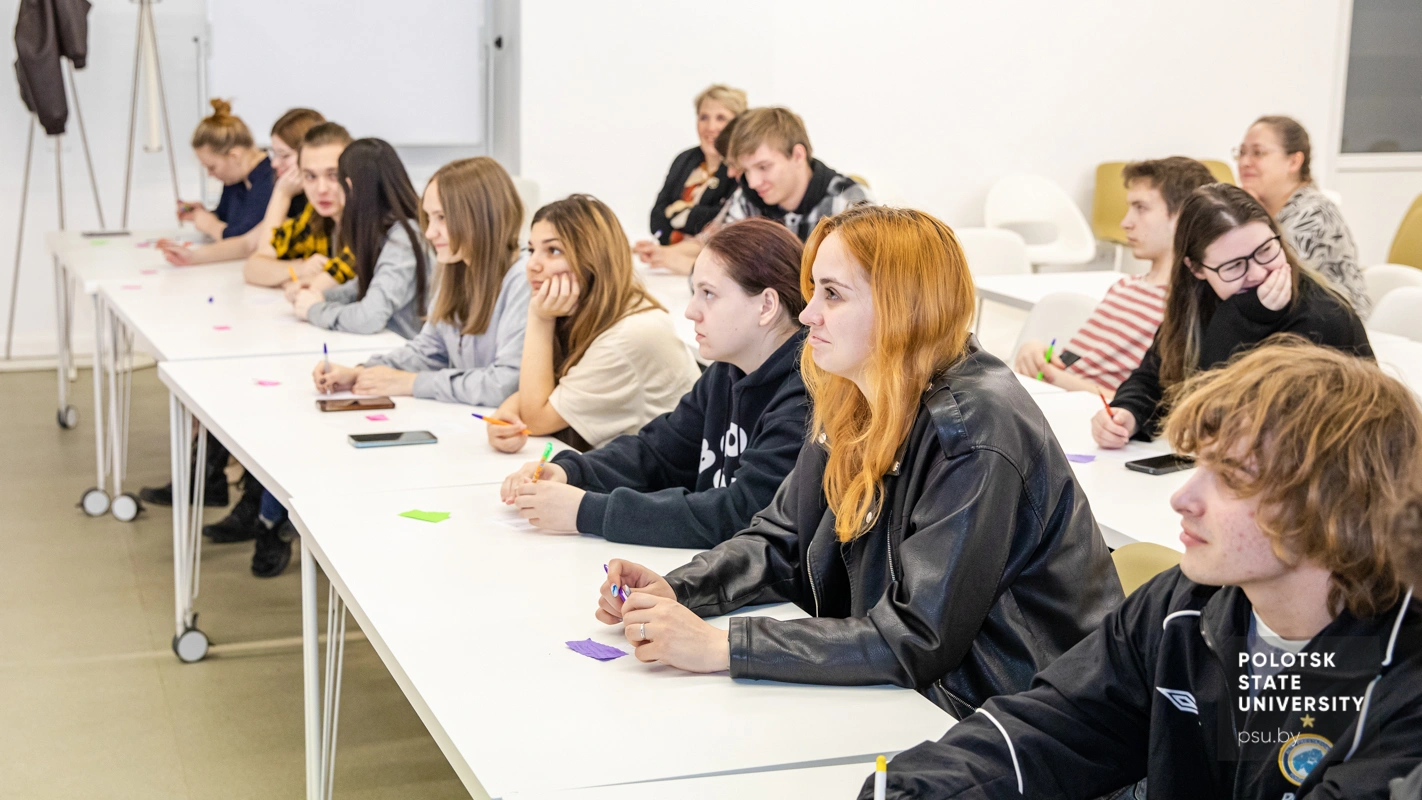 Студенты гуманитарного и инженерно-строительного факультетов