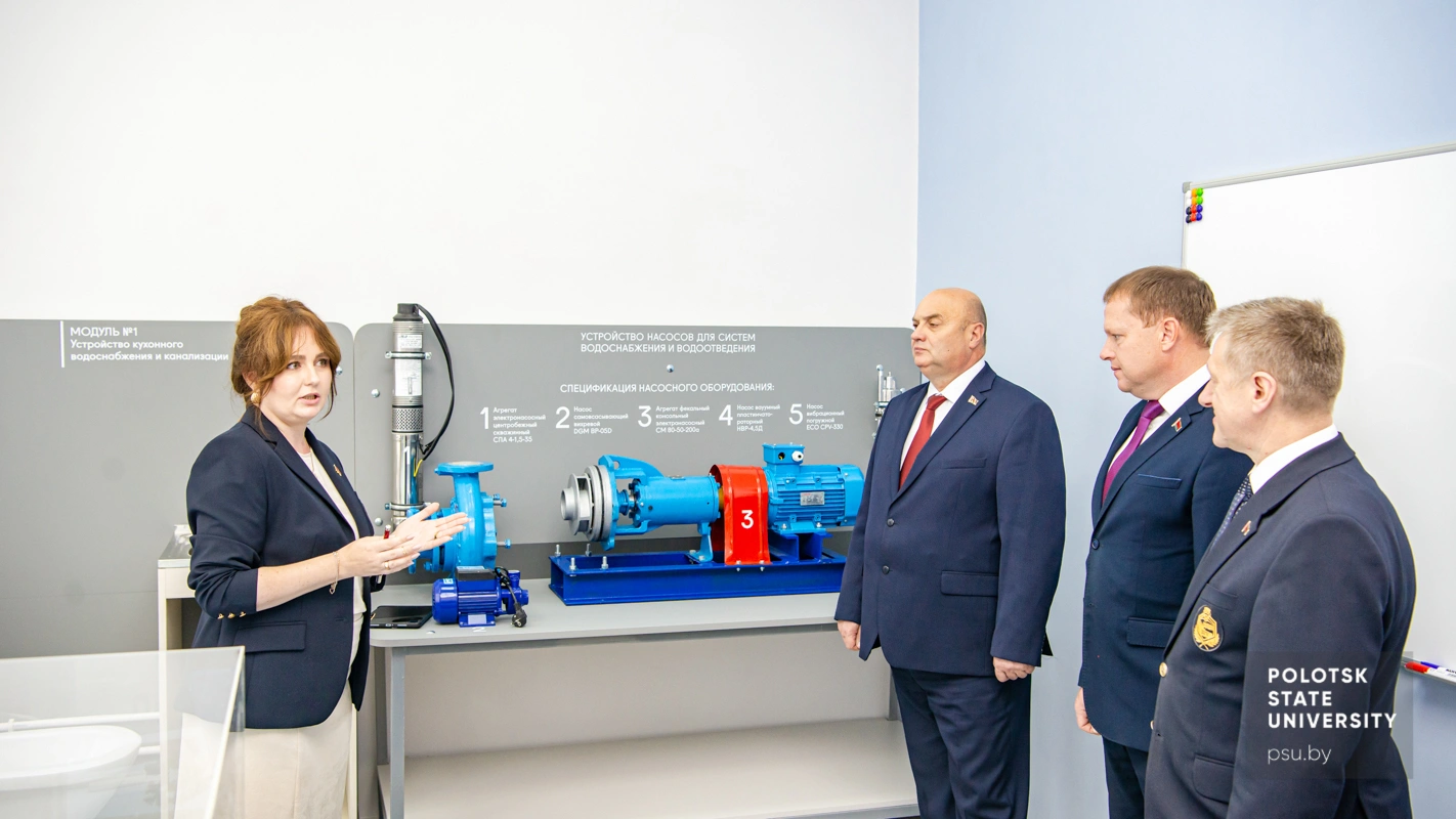Кацярына Віктараўна Лясовіч дэманструе абсталяванне лабараторыі