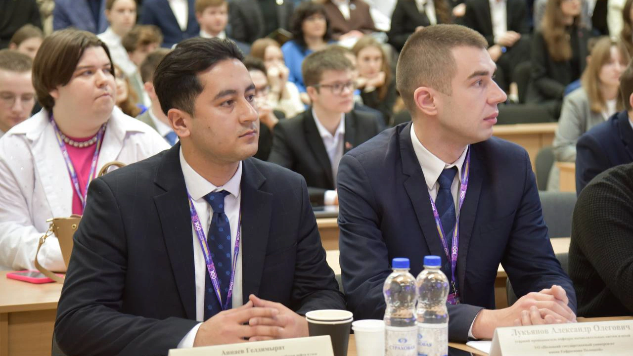 Гелдимырат Аннаев и Александр Олегович Лукьянов