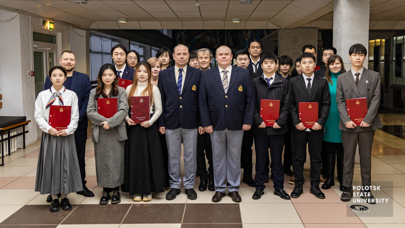 Выпускники специальности «Промышленная электроника» и преподаватели факультета компьютерных наук и электроники