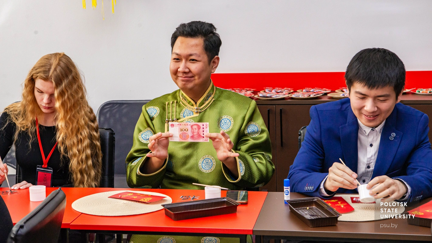 Creating of the red envelopes hongbao и character fu