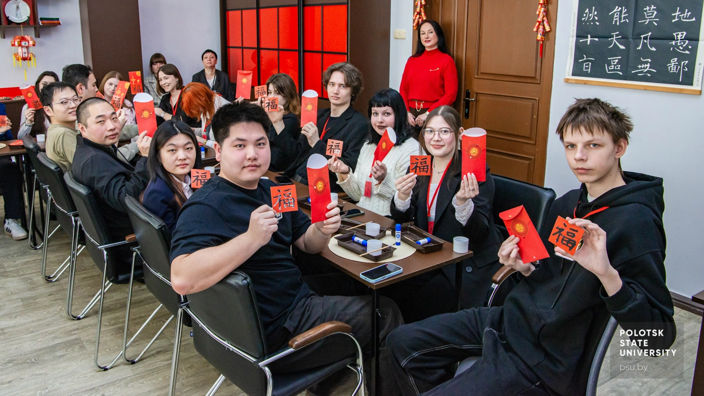 Creating of the red envelopes hongbao и character fu