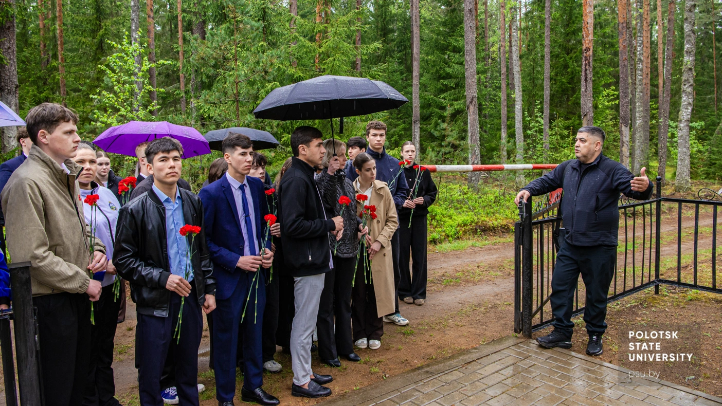 Участники проекта «Край партизанской славы» у братской могилы в деревне Уклеенка