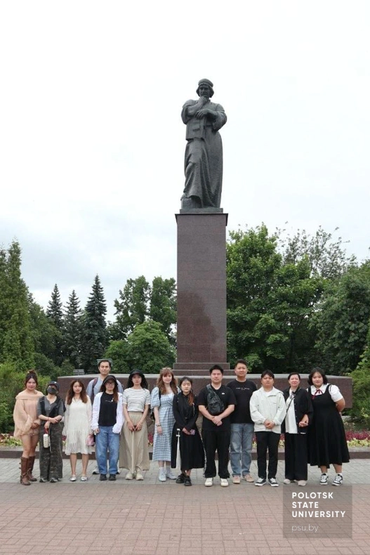 Студенты из Китая на экскурсии в Полоцке Студенты из Китая на экскурсии в Полоцке